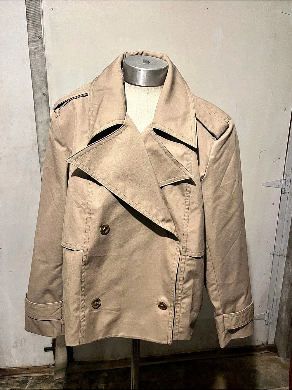 Banana Republic Women's Cropped Trench Coat in Beige Size Large